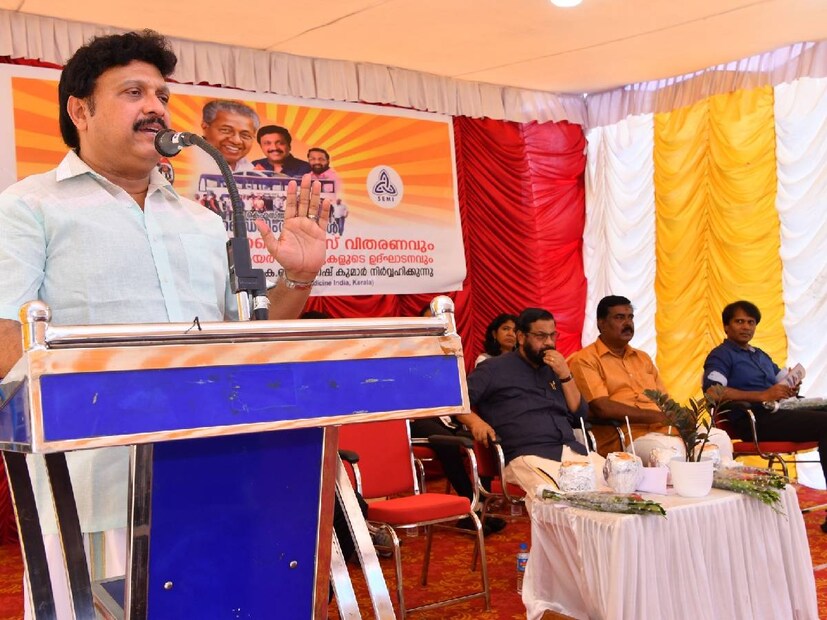  കെഎസ്ആർടിസി ഡ്രൈവിങ്ങ് സ്കൂളിലെ ആദ്യ ബാച്ചിലെ 30 പേർക്ക് ലൈസൻസ് നൽകി മന്ത്രി കെ ബി ഗണേഷ് കുമാര്‍. തിരുവനന്തപുരം സ്റ്റാഫ് ട്രെയിനിങ് കേന്ദ്രത്തില്‍ പരിശീലനം ലഭിച്ച ആദ്യ ബാച്ചിലെ 37 പേരില്‍ 30 പേര്‍ക്കാണ് ഡ്രൈവിങ് ലൈസന്‍സ് ലഭിച്ചത്.