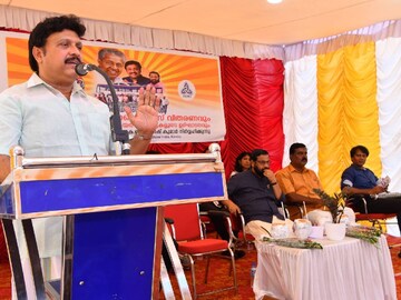 'വെറും വാക്ക് പറയാറില്ല'; KSRTC ഡ്രൈവിങ്ങ് സ്കൂളിലെ ആദ്യ ബാച്ചിലെ 30 പേർക്ക് ലൈസൻസ് നൽകി മന്ത്രി കെബി ഗണേഷ് കുമാര് 'വെറും വാക്ക് പറയാറില്ല'; KSRTC ഡ്രൈവിങ്ങ് സ്കൂളിലെ ആദ്യ ബാച്ചിലെ 30 പേർക്ക് ലൈസൻസ് നൽകി മന്ത്രി കെബി ഗണേഷ് കുമാര്