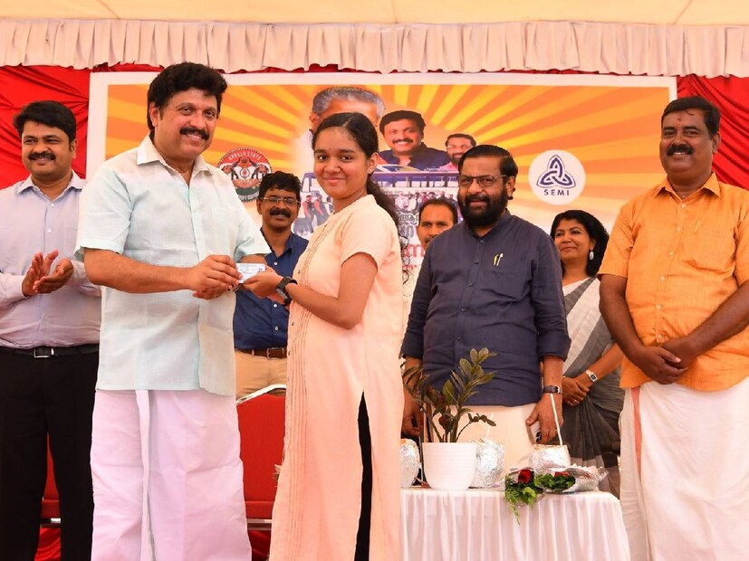  ലൈസന്‍സ് കരസ്ഥമാക്കിയവര്‍ക്ക് ആനയറ കെഎസ്ആര്‍ടിസി സ്വിഫ്റ്റ് ആസ്ഥാനത്തു നടന്ന ചടങ്ങില്‍ മന്ത്രി ലൈസന്‍സ് വിതരണം ചെയ്തു. കടകംപള്ളി സുരേന്ദ്രന്‍ എംഎല്‍എ അധ്യക്ഷത വഹിച്ചു. തിരുവനന്തപുരം സ്റ്റാഫ് ട്രയിനിങ് കേന്ദ്രത്തിൽ ആരംഭിച്ച ആദ്യ പരിശീലന കേന്ദ്രത്തിൽ വിവിധ വിഭാഗങ്ങളിലായി (HMV, LMV, Two Wheeler) ഇതുവരെ 182 പേർക്ക് പ്രവേശനം നൽകിയിട്ടുണ്ട്.