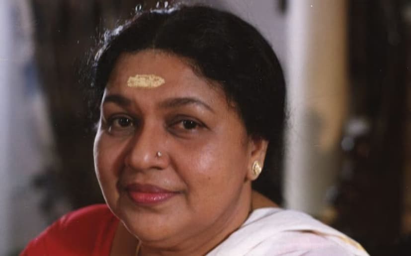  വീട്ടിലെ ആവശ്യങ്ങൾക്ക് ഒന്നാം സ്ഥാനവും കുടുംബത്തിന് രണ്ടാം സ്ഥാനവും നൽകേണ്ടി വന്നു. അതിന്റെ വിഷമത്തില്‍ ഏക മകള്‍ ബിന്ദു തന്നെ കവിയൂര്‍ പൊന്നമ്മയോട് അകല്‍ച്ച കാണിക്കുകയും ചെയ്തതായി നടി തന്നെ വ്യക്തമാക്കിയിട്ടുണ്ട്. മുമ്പ് സ്വകാര്യ ചാനലിന് നൽകിയ അഭിമുഖത്തിലായിരുന്നു താരത്തിന്റെ വെളിപ്പെടുത്തൽ.