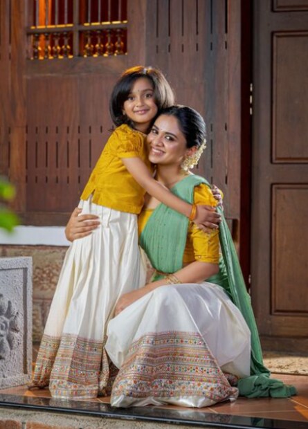  ലക്ഷ്യയുടെ മോഡലായി മാമാട്ടിക്കൊപ്പം മാനാക്ഷിയും പ്രത്യക്ഷപ്പെട്ടിട്ടുണ്ട്. ദിലീപിന്റെയും കാവ്യയുടെയും മകളാണ് മാമാട്ടി എന്ന് വിളിപ്പേരുള്ള മഹാലക്ഷ്മി.