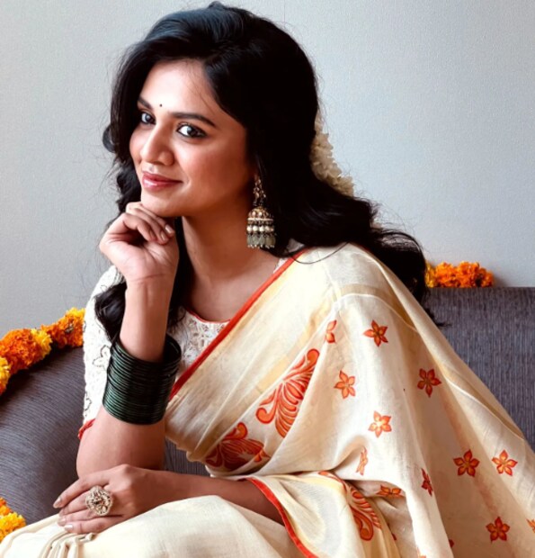  മീനാക്ഷി ഡോക്ടർ മീനാക്ഷി ഗോപാലകൃഷ്ണൻ ആയതിൽ പിന്നീട്, കാവ്യ മാധവന്റെ ലക്ഷ്യ ബ്രാന്റിന്റെ മോഡലായി മാറിയിട്ടുണ്ട്. വളരെ കുറച്ചു നാളുകൾ മാത്രമേ ആകുന്നുള്ളൂ മീനൂട്ടി ഈ പരീക്ഷണത്തിന് ഇറങ്ങിയിട്ട്. പ്രത്യേകം ഫോട്ടോഷൂട്ട് നടത്തിയ ഫോട്ടോസ് ഇടയ്ക്കിടെ മീനാക്ഷിയുടെ ഇൻസ്റ്റഗ്രാം പേജിൽ വന്നു പോകുന്നത് കാണാം.