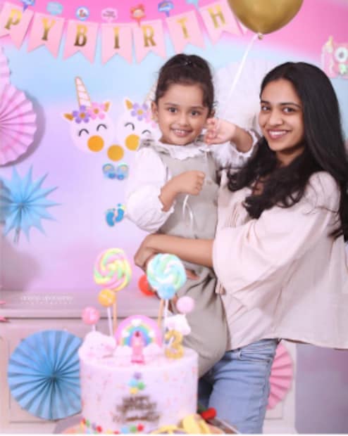  അച്ഛൻ ദിലീപ് ആണ് മകൾക്ക് ഇങ്ങനെ ഒരു ആഗ്രഹമുള്ളതായി ഒരിക്കൽ ഒരു അഭിമുഖത്തിനിടെ തുറന്നു പറഞ്ഞത്. മീനാക്ഷി ബിരുദം സ്വീകരിക്കുന്ന വേളയിൽ ദിലീപും കാവ്യാ മാധവനും മീനൂട്ടിയുടെ കൂടെയുണ്ടായിരുന്നു. മീനാക്ഷിയുടെ അനുജത്തി മാമാട്ടി എന്ന് വിളിക്കുന്ന മഹാലക്ഷ്മി ദിലീപ് ഒന്നാം ക്ലാസുകാരിയാണ്