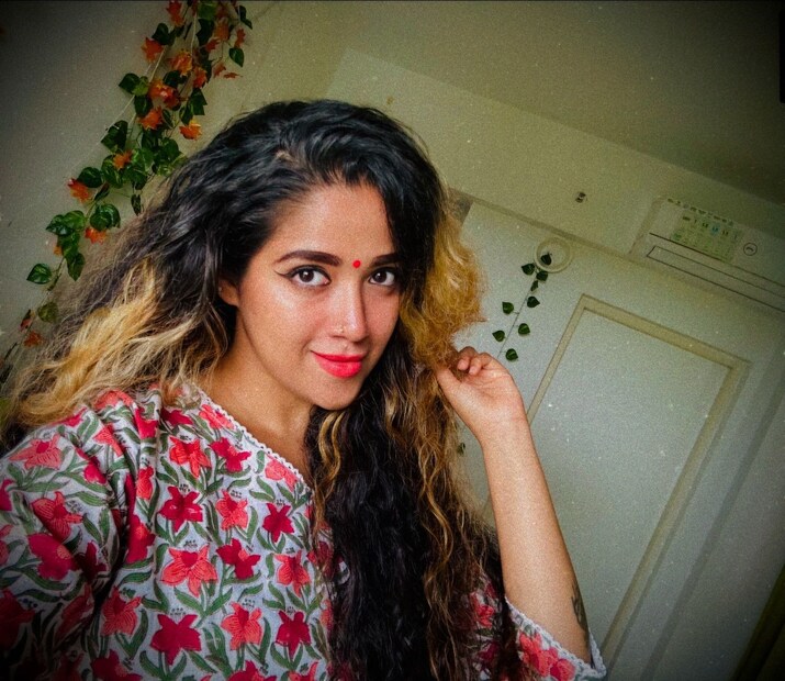 എന്റെ പ്രാണൻ വെച്ചുള്ള പോരാട്ടമാണിത്..  നിന്റെ ശരിയായ മുഖം മലയാളനാട് കണ്ടിട്ടു വേണെങ്കിൽ തീർത്തോ! എന്റെ അച്ഛനോട് ചെയ്യുന്ന പുണ്യമെന്ന് കരുതി നിന്നെ പോലെയും നിന്റെ വാടകക്കെടുത്ത പാവങ്ങളും ഒക്കെ ഉള്ള ഈ നാട്ടിൽ നിന്ന് - ഈ ലോകത്തിൽ നിന്ന് പോകുന്നത് തന്നെയാണ് ഭേദം! നിന്നെ പേടിച്ചു വെന്തു ജീവിച്ച എന്റെ കുടുംബം പോലെ ബാക്കിയുള്ളവരുടെ കുടുംബങ്ങളും എന്നും അവർ നെഞ്ചുരുകി പ്രാർത്ഥിക്കുന്നതും മതി നിന്റെ പണക്കൊഴുപ്പിന്റെ അഹങ്കാരം ഒരുനാൾ തീരാൻ...