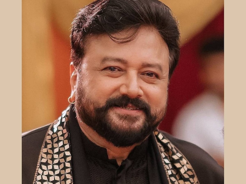 ജയറാം പലപ്പോഴായി ബോഡി ട്രാൻസ്ഫർമേഷൻ നടത്തിയിട്ടുണ്ടെങ്കിലും മുഖത്ത് ഇത്തരം ഒരു മാറ്റം ഇതിനു മുൻപ് കണ്ടിട്ടില്ല. വളരെ മുൻപേ ജയറാം കാത് പിയേഴ്സ് ചെയ്ത് ഒരു കടുക്കൻ ഇട്ടിരുന്നു. ആ ലുക്ക് പുതിയ ചിത്രത്തിലും നിറഞ്ഞുനിൽക്കുന്നത് കാണാം. പക്ഷെ മുഖം വല്ലാത്ത ക്ഷീണിച്ചതായി പലർക്കും അനുഭവപ്പെട്ടു 