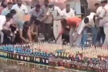 അതെന്ത് പണിയാ സാറേ? പിടിച്ചെടുത്ത  മദ്യക്കുപ്പികൾ നശിപ്പിക്കുന്നതിനിടെ പോലീസുകാരിൽ നിന്ന് നാട്ടുകാർ കൈക്കലാക്കി