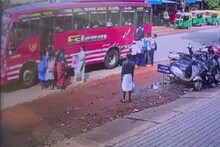 കോഴിക്കോട് ബസിൽ നിന്നും തെറിച്ചുവീണ വിദ്യാർത്ഥിനി അത്ഭുതകരമായി രക്ഷപെട്ടു
