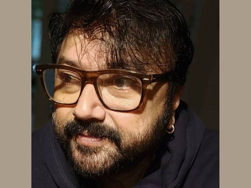 ഇതാ, ജയറാം ഏറ്റവും ഒടുവിലായി പോസ്റ്റ് ചെയ്ത ചിത്രം. ഇവിടെ അദ്ദേഹം പണ്ടത്തേതിലും ചെറുപ്പമായി എന്ന് പറയാൻ തോന്നുന്നുണ്ടോ? ഫാൻസ്‌ ആയാലും അല്ലെങ്കിലും, ഇങ്ങനെയൊരു ലുക്കിൽ ജയറാമിനെ അദ്ദേഹത്തിന്റെ ചെറുപ്പകാലത്ത് പോലും കണ്ടിരിക്കാൻ സാധ്യതയുണ്ടാവില്ല. തലമുടി അലക്ഷ്യമായി നെറ്റിയിലേക്ക് പാറിപ്പറന്നു കിടക്കുന്ന ജയറാമിന്റെ മുഖത്തൊരു സ്റ്റൈലിഷ് ഫ്രയിം ഉള്ള കണ്ണടയുണ്ട്. കാതിലെ വളയം അതുപോലെ തന്നെയുണ്ട്. ഒരു കറുത്ത ഷർട്ട് ആണ് വേഷം 