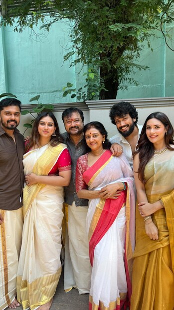 ശരിക്കു പറഞ്ഞാൽ, ജയറാമിനെക്കാൾ പ്രേക്ഷകരെ ഏറെ ഞെട്ടിച്ചത് വിവാഹശേഷം സിനിമയിൽ നിന്നും എന്നന്നേക്കുമായി ബൈ പറഞ്ഞ ഭാര്യ പാർവതിയായിരുന്നു. വർഷങ്ങളായി ചബ്ബി ലുക്കിൽ കണ്ടിരുന്ന പാർവതി പെട്ടെന്ന് ഒരു വെയിറ്റ് ലോസ് ട്രാൻസ്ഫർമേഷൻ നടത്തുകയും മെലിഞ്ഞ ശരീരപ്രകൃതിയിലേക്ക് മാറുകയും ചെയ്തിരുന്നു. ഈ മാറ്റത്തിന്റെ ദൃശ്യങ്ങൾ സോഷ്യൽ മീഡിയയിൽ വളരെയേറെ വൈറലായി മാറിക്കഴിഞ്ഞ ഒരു സാഹചര്യം ആയിരുന്നു. ഇനി ജയറാമും ആ മാർഗ്ഗം തന്നെ സ്വീകരിച്ച് മറ്റൊരു മാറ്റത്തിന് തുടക്കമിടുകയാണോ എന്ന് അദ്ദേഹത്തിന്റെ ഇനി വരാനിരിക്കുന്ന ലുക്കുകൾ കണ്ടാൽ മാത്രമേ മനസ്സിലാകൂ