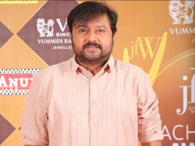 മുകളിൽക്കണ്ട ആ പാതി ചിത്രത്തിനു മേൽ നിരവധി ചോദ്യങ്ങൾ ഉയർന്നിരുന്നു. സ്ഥിരമായി ജയറാമിൽ കാണുന്ന പുഞ്ചരി ഇവിടെ ഇല്ലായിരുന്നു എന്നതാണ് പ്രധാനവിഷയം. മുഖത്ത് എന്തുപറ്റി എന്നായിരുന്നു ചോദ്യങ്ങളിൽ ഏറിയ പങ്കും. ഇത് ഞങ്ങളുടെ ജയറാം ഏട്ടനല്ല, ഞങ്ങളുടെ ജയറാമേട്ടൻ ഇങ്ങനെയല്ല എന്ന് വിലപിച്ച ആൾക്കാരും ഉണ്ട്. മകളുടെ വിവാഹത്തിനും മറ്റും ജയറാം വളരെ ഊർജ്ജസ്വലനായാണ് എല്ലാവരും കണ്ടത്. അവർക്കെല്ലാം മറുപടിയുമായി അടുത്ത ഒരു ചിത്രവും ജയറാം പോസ്റ്റ് ചെയ്തു കഴിഞ്ഞു (തുടർന്ന് വായിക്കുക)
