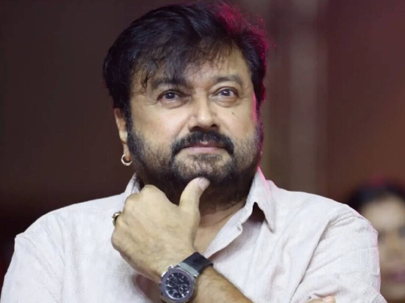 ജയറാമിന്റെ ഏറ്റവും പുതിയ ലുക്ക് കാണാൻ തയ്യാറല്ലേ? എങ്കിൽ മകൻ കാളിദാസ്  ജയറാമിന്റെ ഒപ്പം നിന്നാൽ ഒരേ പ്രായക്കാരാണോ എന്ന് ചോദിച്ചു പോകുന്ന തരത്തിലാണ് അദ്ദേഹത്തിന്റെ പുതിയ ലുക്ക്. ഇൻസ്റ്റഗ്രാം സ്റ്റോറിയിലാണ് സുന്ദരനായ ജയറാമിനെ കാണാൻ കഴിയുക. ഇനി കാളിദാസിന്റെ വിവാഹത്തിനായി കുറച്ചുകൂടി അടിപൊളിയായ ജയറാമിനെ കാണാൻ ഒരവസരം ലഭിക്കുമോ എന്ന് നോക്കണം  