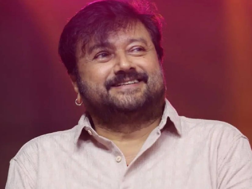വളരെ കുറച്ച് ദിവസങ്ങൾക്ക് മുൻപ് ഒരു അവാർഡ് ദാന പരിപാടിയിൽ ഗസ്റ്റ് ആയി പങ്കെടുത്ത ജയറാമിന്റെ മുഖമാണ് ഈ ചിത്രത്തിൽ കാണുന്നത്. എപ്പോഴും ഉള്ളതുപോലെ ലളിത വേഷവും കാതിൽ കടുക്കനും എല്ലാം അതുപോലെ തന്നെയുണ്ട്. ഓസ്ലർ സിനിമയിൽ കണ്ടതിൽ നിന്നും ജയറാം ഏറെ മാറി. പൊന്നിയിൻ സെൽവനിൽ കണ്ടതുപോലെയും അല്ല. ഗോട്ടിൽ കണ്ട ജയറാം അല്ല ഇത് എന്ന് പറഞ്ഞവർക്കും കൂടി ചേർത്താണ് പുതിയ ചിത്രം കൊണ്ടുള്ള മറുപടി