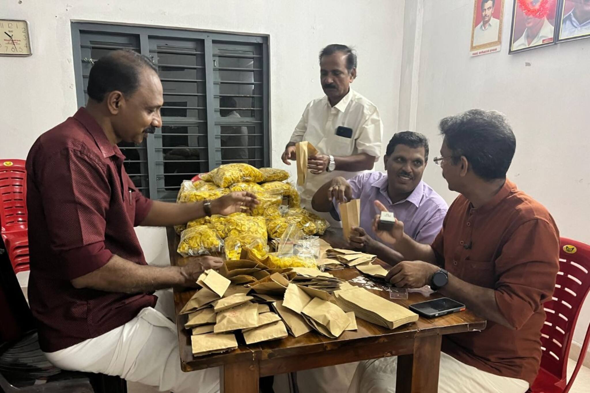 അയ്മനത്ത് ഉത്രാടത്തിന് കരുതലിന്റെ ഉപ്പേരിഓണം