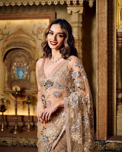  മാനുഷി ചില്ലർ(Manushi Chillar): 2017ലെ ലോകസുന്ദരി പട്ടം നേടിയതോടെയാണ് മാനുഷി ചില്ലർ(Manushi Chillar) ആരാധകരുടെ ശ്രദ്ധ പിടിച്ചുപറ്റുന്നത്. യഥാർത്ഥ ജീവിത്തിൽ താരം ഒരു ‍ഡോക്ടറാണ്. സൗന്ദര്യമത്സരത്തിൽ മത്സരിക്കുന്നതിനായി പഠനത്തിൽ നിന്ന് ഇടവേളയെടുത്ത മാനുഷി സോനിപത്തിലെ ഭഗത് ഫൂൽ സിംഗ് മെഡിക്കൽ കോളേജിൽ നിന്നാണ് എംബിബിഎസ് പൂർത്തിയാക്കിയത്.