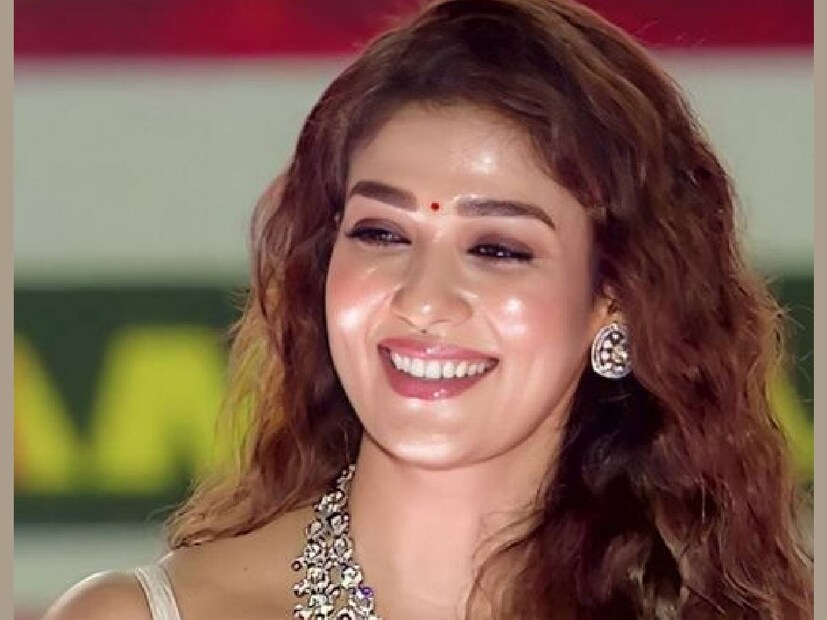 എന്നാൽ ഈ ഓണക്കാലത്തിന് തൊട്ടുമുൻപ് ഒരു വമ്പൻ പണി വന്നു വീണിരിക്കുകയാണ് നയൻതാരയുടെ മേൽ. കഴിഞ്ഞദിവസം വൈകുന്നേരം വന്നുചേർന്ന അപ്ഡേറ്റിൽ, അവരുടെ ആരാധക ലോകവും ആശങ്കാകുലരാണ്. കാര്യം മുൻപും ചലച്ചിത്ര ലോകത്ത് നടന്നിട്ടുള്ളതാണെങ്കിലും നയൻതാരയുടെ കാര്യത്തിൽ ഇതുവരെയും ഇങ്ങനെയൊരു കാര്യം റിപ്പോർട്ട് ചെയ്തതായി അറിവില്ല (തുടർന്ന് വായിക്കുക)