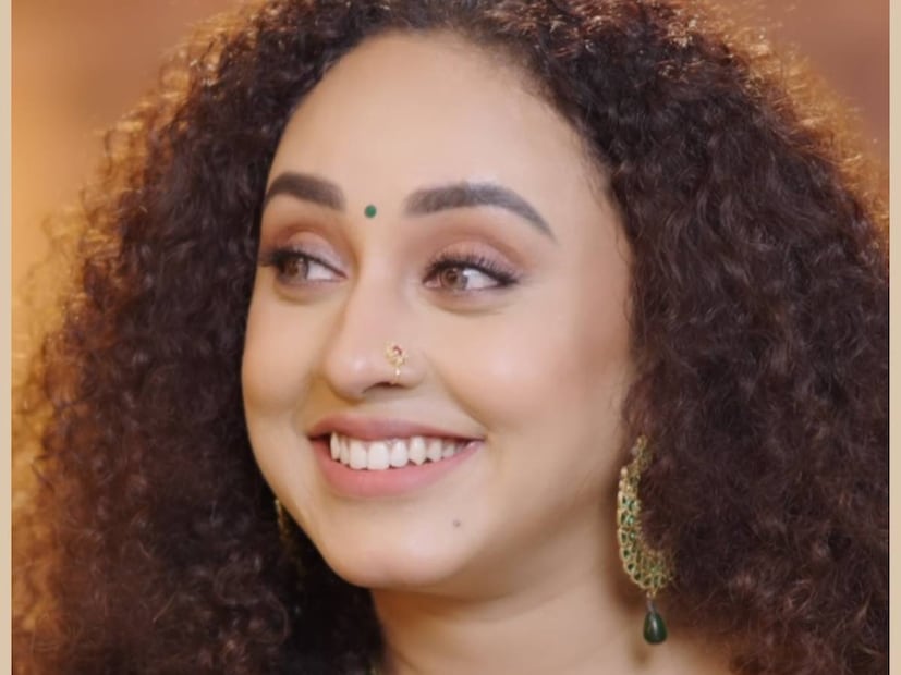 ജോലിയുടെ ഭാഗം കൂടിയായ മേക്കപ്പ് അണിയുന്ന ഒരു വിദേശ റീൽ വീഡിയോ കണ്ട് അനുകരിക്കുകയാണ് പേളി മാണി. ഇൻസ്റ്റഗ്രാമിൽ വളരെയേറെ വൈറലാവാൻ സാധ്യതയുള്ളതാണ് മേക്കപ്പ് റീൽസ് വീഡിയോ. സാധാരണ രീതിയിൽ മേക്കപ്പ് ഇടുന്നതിൽ നിന്നും വിഭിന്നമായി, പ്രത്യേക രീതിയിൽ അത് കാര്യം ചെയ്യുന്നതാണ് പല മേക്കപ്പ് വീഡിയോകളുടേയും പ്രത്യേകത. പേളി തിരഞ്ഞെടുത്ത മേക്കപ്പ് വീഡിയോയിൽ, ഒരു വിദേശ വനിത ലിപ്സ്റ്റിക്ക് ഇടുന്നതാണ് ദൃശ്യം (തുടർന്ന് വായിക്കുക)