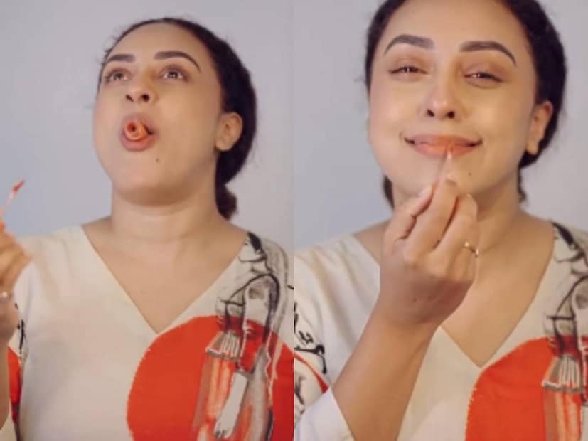 ലിപ്സ്റ്റിക്ക് കൂടു തുറക്കുന്നതാണ് ആദ്യപടി. അതങ്ങനെ കൈകൊണ്ടൊന്നും തുറക്കാൻ പാടില്ല. ഇങ്ങനെ വായ്കൊണ്ടു വേണം ഓപ്പറേറ്റ് ചെയ്യാൻ. കുപ്പി തുറക്കേണ്ടത് ചുണ്ടുകൾ കൊണ്ടാണ്. തുറന്നാൽ അത് മാറ്റിവെക്കാൻ പാടില്ല. വായുടെ ഉള്ളിൽ തന്നെവേണം ഇരിക്കാൻ. അങ്ങനെ വച്ചുകൊണ്ടു വേണം ലിപ്സ്റ്റിക്ക് അണിയാനും. പേളി മാണി ഈ സ്റ്റെപ്പുകൾ ഒട്ടും തെറ്റാതെ തന്നെ ചെയ്യുന്നു. എന്നാൽ ലിപ്സ്റ്റിക്ക് അണിഞ്ഞ ശേഷം പണി ലേശം പാളി