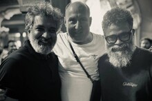 പുഷ്പരാജിന്റെ സെറ്റിലെത്തി ബാഹുബലി സംവിധായകൻ; രാജമൗലിക്ക് ഊഷ്മളമായ വരവേൽപ്പ് നൽകി 'പുഷ്പ 2'
