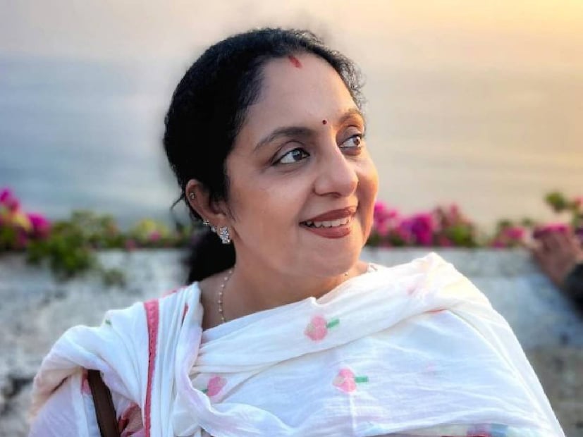 പാറ പോലെ ഉറച്ച്, ഒന്നിച്ച് ഒറ്റക്കെട്ടായി നിൽക്കുന്ന ഒരു കുടുംബം കാണുന്നതിലും ഭംഗി മറ്റൊന്നില്ല. എന്നാൽ ഇത്തരം ആഡംബരം നിറഞ്ഞ യാത്രകൾക്കും മറ്റും ചിലവ് എത്ര ഉണ്ടാകും എന്ന് ഊഹിക്കാൻ സാധ്യമാണോ? സിന്ധുവിന്റെ കുടുംബം അഭിനയം, മോഡലിംഗ് രംഗത്ത് സജീവമാണെങ്കിലും, ദിയ കൃഷ്ണ ഒഴികെ മറ്റാരും തന്നെ സ്ഥിരമായി ഏതെങ്കിലും ഒരു തൊഴിലിൽ ഏർപ്പെട്ടിട്ടുമില്ല. ദിയയ്ക്ക് ഫാൻസി ആഭരണങ്ങളുടെ ഓൺലൈൻ പ്ലാറ്റ്ഫോം നടത്തുന്ന ബിസിനസ് സ്വന്തമായുണ്ട്. ഏതു രാജ്യത്ത് പോയാലും അവിടത്തെ മനോഹരമായ കാഴ്ചകളും തനത് ഭക്ഷണങ്ങളും ആസ്വദിച്ച ശേഷം മാത്രമേ ഇവർ നാട്ടിലേക്ക് മടങ്ങാറുള്ളൂ (തുടർന്ന് വായിക്കുക)