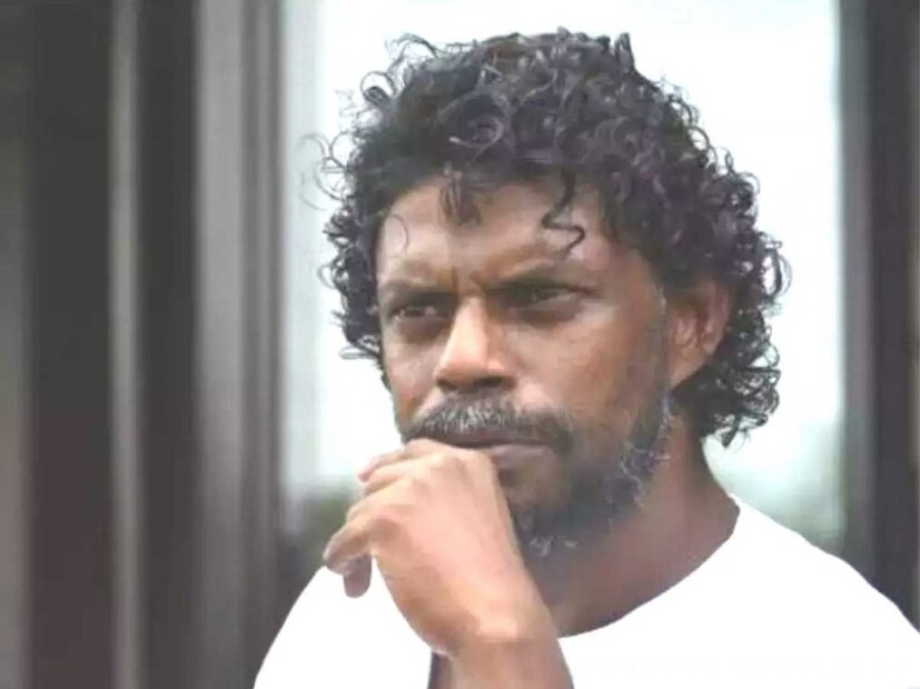  അതേസമയം വിമാനത്താവളത്തിലെ മുറിയിലേക്ക് മാറ്റി സിഐഎസ്എഫ് ഉദ്യോഗസ്ഥർ തന്നെ മർദ്ദിച്ചതായി വിനായകൻ പറഞ്ഞു. തന്നെ കസ്റ്റഡിയിലെടുത്തത് എന്തിനാണെന്ന് അറിയില്ലെന്നും സിസിടിവി ദൃശ്യങ്ങളിൽ തെളിവുണ്ടെന്നും നടൻ കൂട്ടിച്ചേർത്തു.