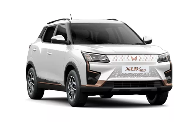  മഹീന്ദ്ര XUV400 : ആനുകൂല്യങ്ങളും കിഴിവ് ഓഫറുകളും ഉൾപ്പെടുന്ന മഹീന്ദ്ര XUV400-ൽ മൂന്ന് ലക്ഷം രൂപ വരെ ലാഭിക്കാം. ഇതിൻ്റെ വില 16.74 ലക്ഷം മുതൽ 17.49 ലക്ഷം രൂപ വരെയാണ് (എക്സ് ഷോറൂം).