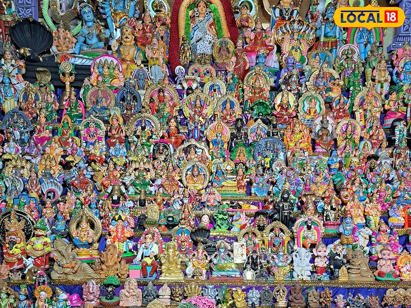  നവരാത്രി ആഘോഷങ്ങളില്‍ ഒഴിച്ചുകൂടാന്‍ ആവാത്ത കാഴ്ചയാണ് ബൊമ്മക്കൊലു. പാവ എന്നാണ് ബൊമ്മയുടെ അര്‍ത്ഥം. പടികള്‍ക്ക് പറയുന്നതാണ് കൊലു. ഒമ്പത് പടികളില്‍ ആയാണ് ബൊമ്മക്കൊലു ഒരുക്കുന്നത്.