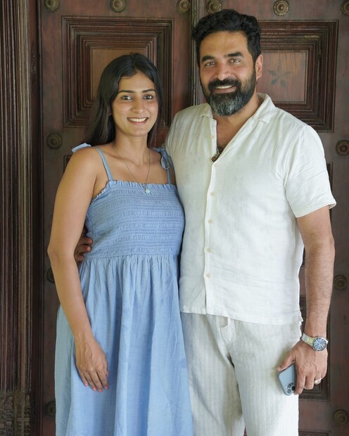  മോഡൽ ഷിനു പ്രേമാണ് ഗോപി സുന്ദറിനെ ടാഗ് ടെയ്ത് ചിത്രങ്ങൾ പങ്കുവെച്ചത്. 'തകർന്ന വേലികൾ കാണാതെ നിങ്ങളുടെ പൂന്തോട്ടത്തിലെ പൂക്കളെ ആരാധിക്കുന്നവനാണ് നിങ്ങളുടെ യഥാർത്ഥ സുഹൃത്ത്' എന്ന വരികളോടെയാണ് ഷിനുവിന്റെ പോസ്റ്റ്. മൈഗുരു, റെസ്പെക്റ്റ്, ലൈഫ്, ഷൂട്ട് തുടങ്ങിയ ടാഗുകളും ചിത്രത്തിനൊപ്പം പങ്കുവെച്ചിട്ടുണ്ട്. പോസ്റ്റിന് താഴെ പലർക്കും അറിയേണ്ടത് ഷിനു ഗോപി സുന്ദറിന്റെ ആരാണെന്നാണ്.