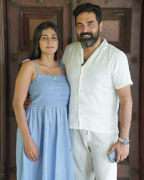  എങ്ങനെയാണ് ഇങ്ങനെ പുതിയ ബന്ധങ്ങൾ ഉണ്ടാക്കുന്നതെന്നുള്ള പരിഹാസ കമന്റുകളും ശക്തമാണ്. സാധാരണനിലയിൽ പരിഹാസങ്ങൾക്കും അധിക്ഷേപങ്ങൾക്കുമെതിരെ അതേ ഭാഷയിൽ തന്നെ ചുട്ട മറുപടികൾ ഗോപി സുന്ദർ നൽകാറുണ്ട് . എന്നാൽ പുതിയ പോസ്റ്റിനെതിരായ സൈബർ ആക്രമണത്തിൽ ഇതുവരെ താരം പ്രതികരിച്ചിട്ടില്ല.