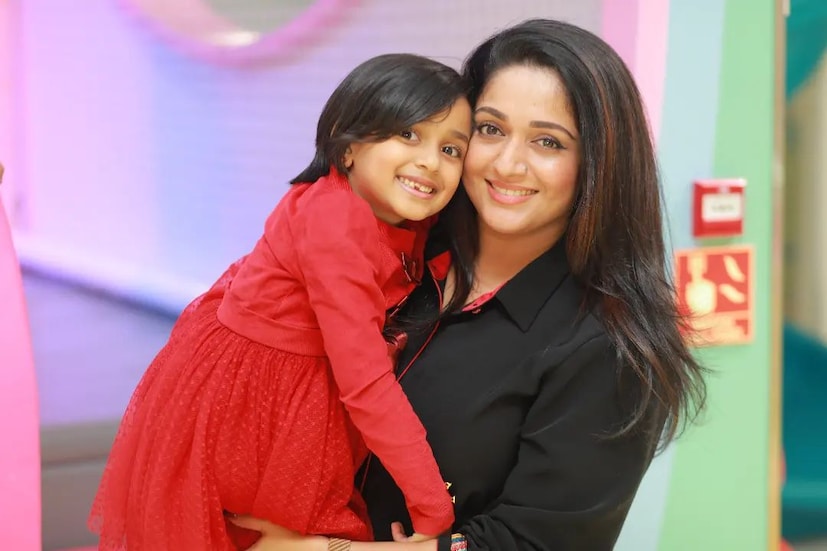  പിറന്നാൾ ദിനത്തിൽ മകളെയും എടുത്ത് നില്‍ക്കുന്ന ഫോട്ടോയാണ് കാവ്യ പങ്കുവെച്ചത്. അമ്മയെപ്പോലെ തന്നെ മകളും ചിരിച്ച് പോസ് ചെയ്തിരിക്കുകയാണ്. തന്റെ സോഷ്യൽ മീഡിയ അക്കൗണ്ട് വഴിയാണ് കാവ്യ മാധവന്‍ ഫോട്ടോ പങ്കുവെച്ചത്. അടുത്തിടെയായിരുന്നു താരം ഇന്‍സ്റ്റഗ്രാമില്‍ സജീവമായത്. വിവാഹം കഴിഞ്ഞതോടെയായി അഭിനയത്തില്‍ നിന്നും ബ്രേക്കെടുക്കുകയായിരുന്നു കാവ്യ.