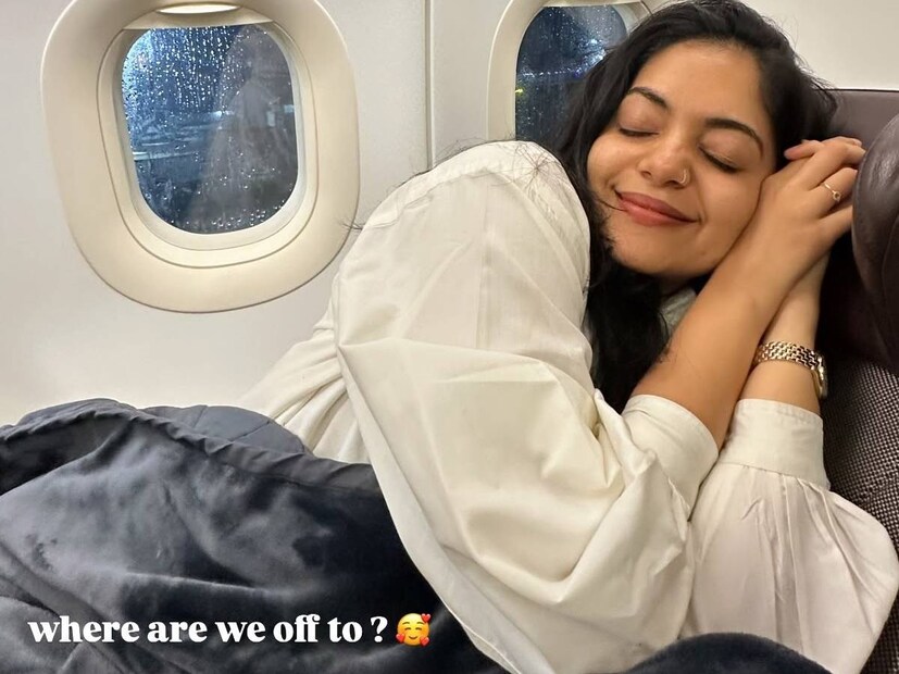 വളരെ കുറച്ചു ദിവസങ്ങളുടെ അന്തരം മാത്രമേയുള്ളൂ, അഹാന കൃഷ്ണയുടെ അടുത്ത വിദേശ ട്രിപ്പിന്. വീണ്ടും പെട്ടിയും സാമാനങ്ങളുമായി വിമാനമേറിയതിന്റെ വിവരം അഹാന കൃഷ്ണ അവരുടെ ഇൻസ്റ്റഗ്രാമിൽ പോസ്റ്റ് ചെയ്തു. രണ്ടു ദിവസം കൂടി കഴിഞ്ഞാൽ, അഹാനയുടെ ജന്മദിനമാണ്. മുൻപും പിറന്നാളിന് യാത്ര പോയ പാരമ്പര്യമുണ്ട് അഹാനയ്ക്ക്. യാത്ര നടത്തി ഹോട്ടലിൽ എത്തിച്ചേർന്നതിന്റെ വിവരം അഹാന ഇൻസ്റ്റഗ്രാം സ്റ്റോറി രൂപത്തിൽ ചെറിയ ചെറിയ വീഡിയോകളായി പോസ്റ്റ് ഇട്ടു (തുടർന്ന് വായിക്കുക)