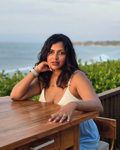  ഇപ്പോൾ അമല പങ്കുവെച്ച ചിത്രമാണ് സമൂഹമാധ്യമങ്ങളിൽ വൈറലായിരിക്കുന്നത്. ഭർത്താവ് ജഗദ് ദേശായിയാണ് താരത്തിന്റെ പുത്തൻ ചിത്രങ്ങൾ പകർത്തിയിരിക്കുന്നത്.
