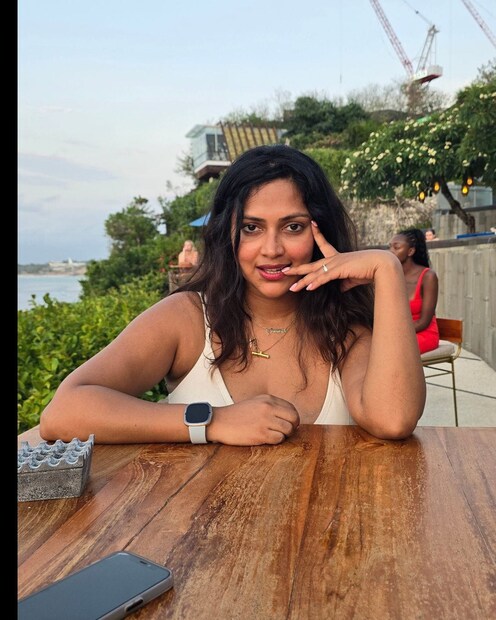  ജ​ഗത്തിനും മകൻ ഇലെയ്ക്കുമൊപ്പം ബാലിയിലാണ് അമലാ പോൾ ഇപ്പോഴുള്ളത്. ഇവിടത്തെ പ്രധാന വിനോദസഞ്ചാര കേന്ദ്രങ്ങളിലൊന്നായ ഉലുവാട്ടുവിൽ അവധിയാഘോഷിക്കുന്നതിനിടെയാണ് ഈ ചിത്രങ്ങൾ പകർത്തിയിരിക്കുന്നത്.