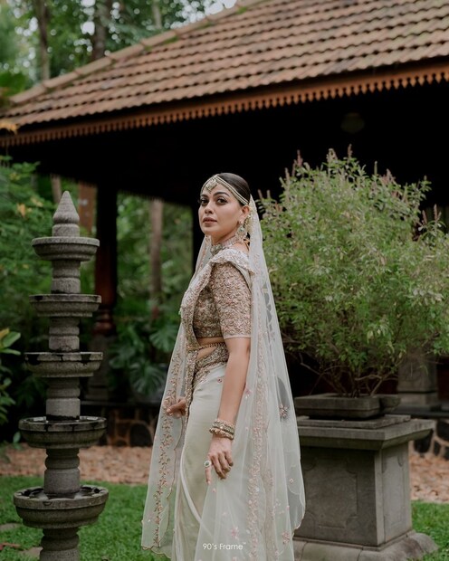  വ്യത്യസ്ത ലുക്കിലുള്ള ചിത്രങ്ങൾ സമൂഹമാധ്യമങ്ങളിലൂടെ പങ്കുവയ്ക്കുന്ന താരമാണ് അനുശ്രീ. അത്തരത്തിൽ അനുശ്രീ പങ്കുവച്ച ചിത്രങ്ങളാണ് ഇപ്പോൾ സമൂഹമാധ്യമങ്ങളിൽ ശ്രദ്ധനേടുന്നത്. 