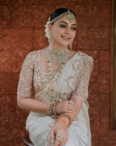  കല്യാണപ്പെണ്ണിനെ പോലെ അണിഞ്ഞാരുങ്ങിയാണ് താരം എത്തിയിരിക്കുന്നത്. പേസ്റ്റൽ കളർ സാരിയിൽ ഹെവി ഹാൻഡ് വർക്ക് ബ്ലൗസും എമറൾഡ് വർക്ക് വരുന്ന എത്തനിക് ആഭരണങ്ങുമാണ് അനുശ്രീ ധരിച്ചിരിക്കുന്നത്.
