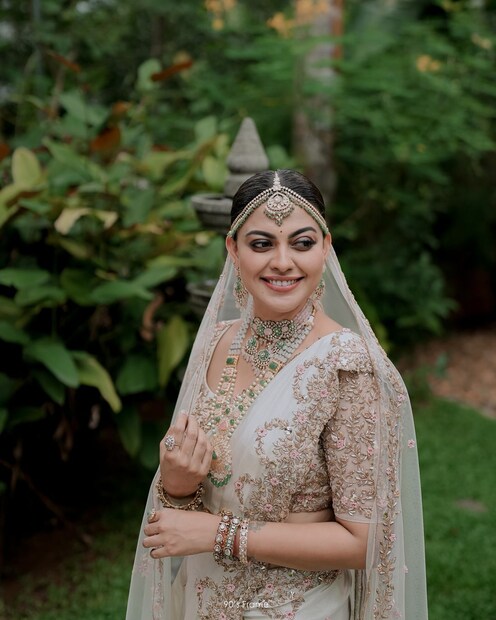  സമൂഹമാധ്യമങ്ങളിലെത്തി മണിക്കൂറുകൾക്കകം തന്നെ ചിത്രങ്ങൾക്ക് വലിയ സ്വീകാര്യതയാണ് ലഭിക്കുന്നത്. രാജകുമാരിയെപ്പോലെ എന്നാണ് നിറയുന്ന കമൻ്‍റുകൾ.