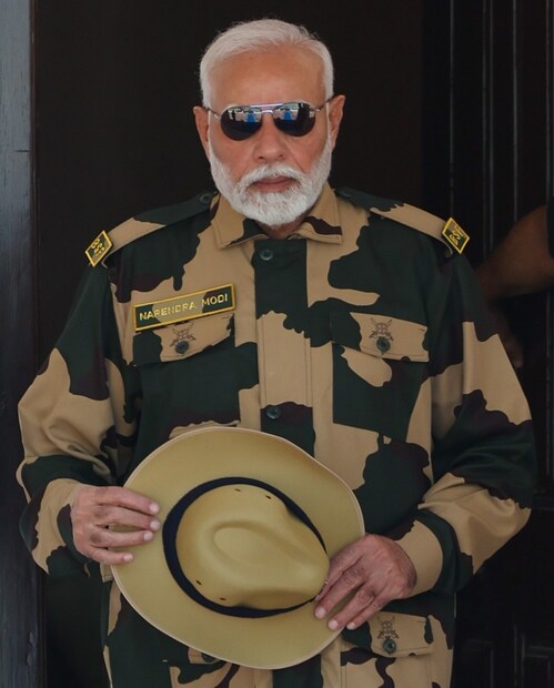  സൈന്യത്തിന്റെ ജാഗ്രതമൂലം രാജ്യത്തേക്ക് നോക്കാന്‍ പോലും ആരും ധൈര്യപ്പെടുന്നില്ലെന്നും പ്രധാനമന്ത്രി പറഞ്ഞു.