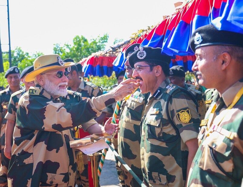  ആർമി യൂണിഫോം ധരിച്ച പ്രധാനമന്ത്രി അവിടെ നിയോഗിച്ചിരിക്കുന്ന സൈനികർക്ക് മധുരം വിളമ്പുന്നത് ദൃശ്യങ്ങളിൽ കാണാം.