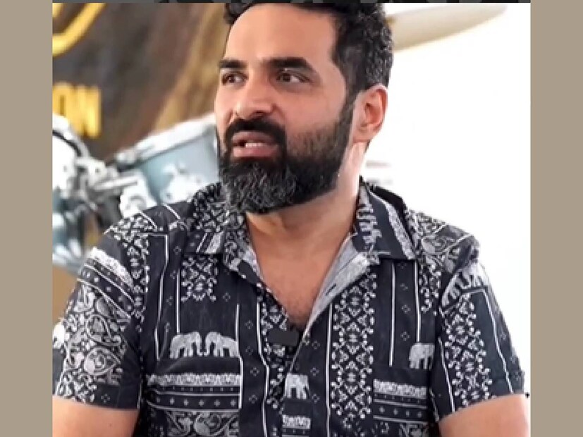 ഇത് കഴിഞ്ഞ്, പലപല പെൺസുഹൃത്തുക്കളുമായുള്ള പരിപാടികളുടെയും യാത്രകളുടെയും ചിത്രങ്ങൾ ഗോപി സുന്ദറിന്റെ പേജിൽ മാറിമാറി വന്നു. എല്ലാം കനത്ത സൈബർ ആക്രമണത്തിന് വിധേയമായി. ഇപ്പോൾ പെണ്ണുപിടിയൻ എന്ന് വിളിച്ചുകൊണ്ടുള്ള കമന്റിനും ഗോപി സുന്ദർ മറുപടി കൊടുത്തിരിക്കുന്നു. 'നിനക്ക് പിടിക്കാൻ മാത്രമേ അറിയൂ എന്ന് മനസിലായി. പെണ്ണുങ്ങളെ ബഹുമാനിക്കാൻ പഠിക്ക്. പിന്നെ ഈ പെണ്ണുങ്ങൾ നീ വിചാരിക്കുന്നത് പോലെ പിടിക്കാനോ വളയ്ക്കാനോ ഒടിക്കാനോ കഴിയുന്ന ഒരു വസ്തുവല്ല...