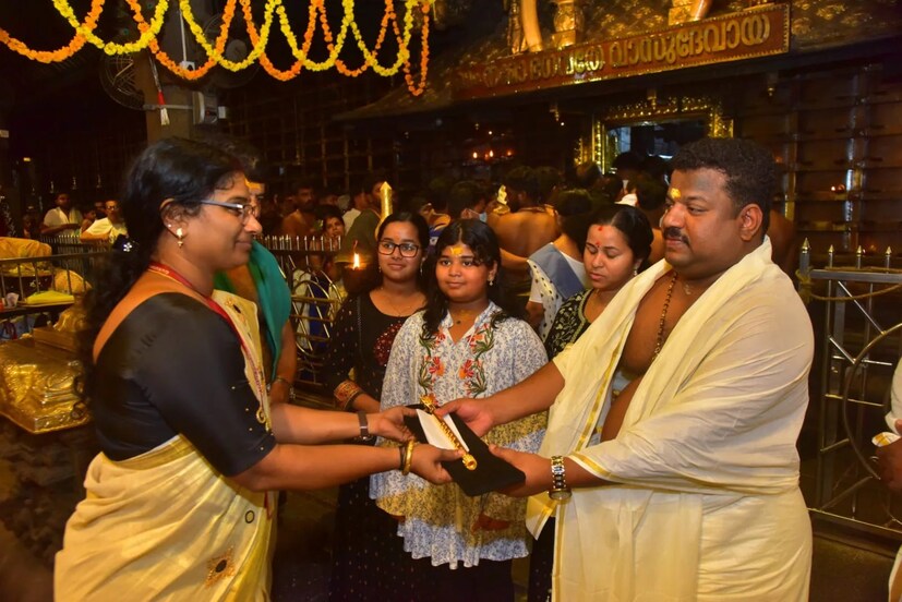  രതീഷ് മോഹന് ദേവസ്വം തിരുമുടി മാല, കളഭം, പഴം, പഞ്ചസാര എന്നിവ അടങ്ങിയ ഗുരുവായൂരപ്പന്‍റെ വിശിഷ്ട പ്രസാദങ്ങൾ നൽകി. ഇദ്ദേഹം കഴിഞ്ഞ ഒക്ടോബറിൽ ഗുരുവായൂരപ്പന് പൊന്നോടക്കുഴൽ സമർപ്പിച്ചിരുന്നു. 40 പവനോളം തൂക്കം വരുന്ന പൊന്നോടക്കുഴലാണ് അന്ന് രതീഷ് മോഹൻ ഗുരുവായൂരപ്പന് സമർപ്പിച്ചത്.