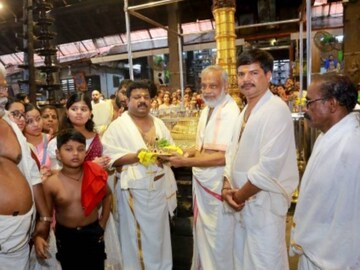 ഗുരുവായൂരപ്പന് 25 പവന്റെ സ്വർണ്ണകിരീടം സമർപ്പിച്ച് പ്രവാസി