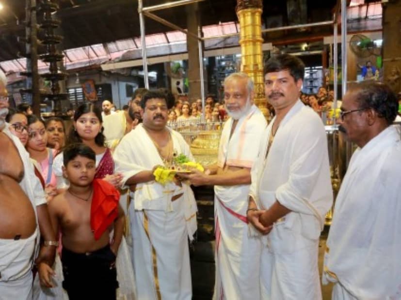  ഗുരുവായൂര്‍ ശ്രീകൃഷ്ണക്ഷേത്രത്തില്‍ ഉണ്ണിക്കണ്ണന് വഴിപാടായി 5 പവന്റെ സ്വർണ്ണകിരീടം സമര്‍പ്പിച്ച് ഭക്തന്‍. കോട്ടയം ചങ്ങനാശേരി കോട്ടമുറി ദ്വാരകയിൽ രതീഷ് മോഹനാണ് 25 പവനിലധികം തൂക്കം വരുന്ന സ്വർണ്ണകിരീടം സമർപ്പിച്ചത്.