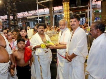 ഗുരുവായൂരപ്പന് 25 പവന്റെ സ്വർണ്ണകിരീടം സമർപ്പിച്ച് പ്രവാസി ഗുരുവായൂരപ്പന് 25 പവന്റെ സ്വർണ്ണകിരീടം സമർപ്പിച്ച് പ്രവാസി