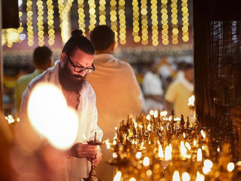 'അമ്മയുടെ തിരുസന്നിധിയിൽ.... മഹാനവമി വിജയദശമി ആശംസകൾ' എന്ന് ക്യാപ്‌ഷനും നൽകി. ആരാധകരെയും വിമർശകരെയും കമന്റ് സെക്ഷനിൽ നോക്കിയാൽ കാണാം. കത്തനാരിന് പിന്നാലെ ഷാജി പാപ്പൻ എന്ന വേഷത്തിലൂടെ ജയസൂര്യ പ്രേക്ഷകരെ കയ്യിലെടുത്ത ആട് സീരീസിന്റെ മൂന്നാം ഭാഗം 'ആട് 3' ഉടൻ ആരംഭിക്കും എന്ന് പ്രഖ്യാപനം ഉണ്ടായിക്കഴിഞ്ഞു. സംവിധായകൻ മിഥുൻ മാനുവൽ തോമസ് സോഷ്യൽ മീഡിയയിലൂടെ പ്രഖ്യാപനം നടത്തിക്കഴിഞ്ഞു (തുടർന്ന് വായിക്കുക)