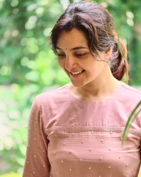  മലയാളികൾക്ക് ഏറെ പ്രിയങ്കരിയായ നടിയാണ് മഞ്ജുവാര്യർ(Manju Warrier). തന്റെ നിലപാടുകളാലും ഉറച്ച തീരുമാനങ്ങളാലുമാണ് മഞ്ജു മറ്റു നടിമാരിൽ നിന്നും എന്നും വേറിട്ടു നിൽക്കുന്നത്. തന്റെ അഭിനയ മികവിലൂടെ എല്ലാ തലമുറയിൽ നിന്നും ആരാധകരെ സൃഷ്ടിക്കാൻ മഞ്ജുവിന് സാധിച്ചു. ദൂരദർശനിൽ സംപ്രേഷണം ചെയ്ത മോഹരവം എന്ന സീരിയലിലൂടെയാണ് മഞ്ജു അഭിനയലോകത്തേക്ക് കടന്നു വരുന്നത്.