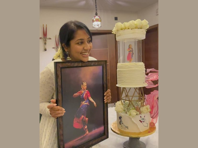 കുറച്ചു കാലമായി നവ്യയുടെ വീട്, വാസസ്ഥലം മാത്രമല്ല. മുകൾ നിലയിൽ നവ്യ നടത്തുന്ന നൃത്തവിദ്യാലയമായ 'മാതംഗി ബൈ നവ്യ' പ്രവർത്തിക്കുന്നു. ഇവിടെ വച്ച് മഹാനവമി, വിജയദശമി ആഘോഷങ്ങളും നടന്നിരുന്നു. ഇന്നിപ്പോൾ ഒരു ചലച്ചിത്ര താരം മാത്രമല്ല, നവ്യ. ഒരു അദ്ധ്യാപിക കൂടിയാണ്. ശിഷ്യരുടെ പ്രിയപ്പെട്ട അധ്യാപികയാണ് നവ്യ. നവ്യയുടെ അമ്മ വീണയും വർഷങ്ങളോളം അധ്യാപികയായി ജോലി ചെയ്തിരുന്നു. മകൻ സായ് കൃഷ്ണയെയും നവ്യ അത്യാവശ്യം നൃത്തം പഠിപ്പിച്ചിട്ടുണ്ട്. സ്കൂളിന്റെ വാർഷികാഘോഷം നവ്യയും കുടുംബവും ഗംഭീരമായി കൊണ്ടാടിയിരുന്നു