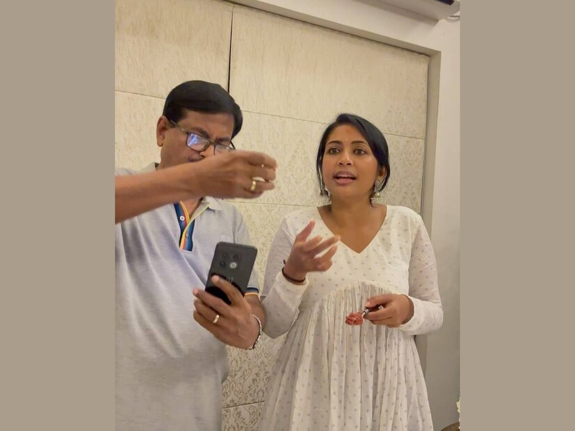 കേക്കിന്റെ ഏതാണ്ട് മധ്യഭാഗത്താണ് സർപ്രൈസ് ഇരിക്കുന്നത്. അതിനു മുകളിൽ കേക്ക് എന്ന് തോന്നിക്കുമാറ് ഒരു ആവരണം ചുറ്റിയിരിക്കുന്നു. അത് അവർ പതിയെ നവ്യയുടെ കൈകൊണ്ടു തന്നെ അനാവരണം ചെയ്യിക്കുന്നു. ആവരണം തുറക്കുന്നതും, അതിൽ നവ്യ എന്താണോ, അതിന്റെ ഒരു ചെറുരൂപം കാണാം. നവ്യയുടെ ഉറക്കം തൂങ്ങൽ മനസിലാക്കിയ കൂട്ടുകാർ നവ്യയുടെ തൊട്ടടുത്തു നിന്ന് ഏറെ ക്ഷമയോടെ ആ കേക്ക് 'തുറക്കാൻ' സഹായിക്കുന്നത് കൂടി കാണാം