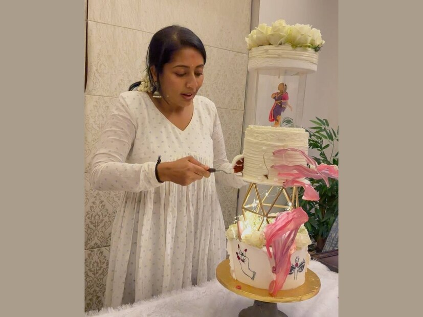 കേക്കിന്റെ ഉള്ളിൽ ഒരു കണ്ണാടിക്കൂടിനുള്ളിൽ നൃത്തം ചെയ്യുന്ന നർത്തകിയുടെ ചെറു രൂപം കാണാം. നവ്യയെ പോലെത്തന്നെ മനോഹരമായി നൃത്തവേഷത്തിൽ നിൽക്കുന്ന നർത്തകി. അതിനു ശേഷം, അതേ രൂപത്തിലെ നവ്യയുടെ ഒരു ഛായാ ചിത്രവും സമ്മാനമായി ലഭിച്ചു. അച്ഛനും മകനും നവ്യക്ക് കേക്ക് വായിൽ വച്ച്‌ കൊടുത്തു. അമ്മയുടെ പക്കൽ നവ്യക്ക് നൽകാൻ ഒരു സമ്മാനം കൂടിയുണ്ടായിരുന്നു. ഈ ദൃശ്യങ്ങൾ എല്ലാം തന്നെ നവ്യ പോസ്റ്റ് ചെയ്ത ചെറു വീഡിയോകൾ ചേർത്ത പോസ്റ്റിൽ ദൃശ്യമാകും