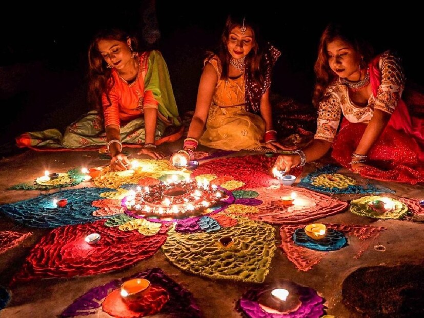  ദീപാവലി ദിനത്തിൽ പല്ലി മഹാലക്ഷ്മിയുടെ അടയാളമാണെന്നും അത് പോസിറ്റീവ് എനർജിയും ജീവിതത്തിൽ വിജയവും നൽകുമെന്ന വിശ്വാസം നിലനിൽക്കുന്നുണ്ട്. നിങ്ങൾ ഒരു പല്ലിയെ കണ്ടാൽ പരിഭ്രാന്തരാകരുത് അത് ഒരു ശുഭസൂചകമായി കണക്കാക്കുക. പല്ലികളെ കൂടാതെ, എലി, മോളുകൾ, കറുത്ത ഉറുമ്പ്, പൂച്ചകൾ തുടങ്ങിയ മൃഗങ്ങളെ ദീപാവലിയിൽ കണ്ടാൽ ശുഭകരമായി കണക്കാക്കുന്നു.
