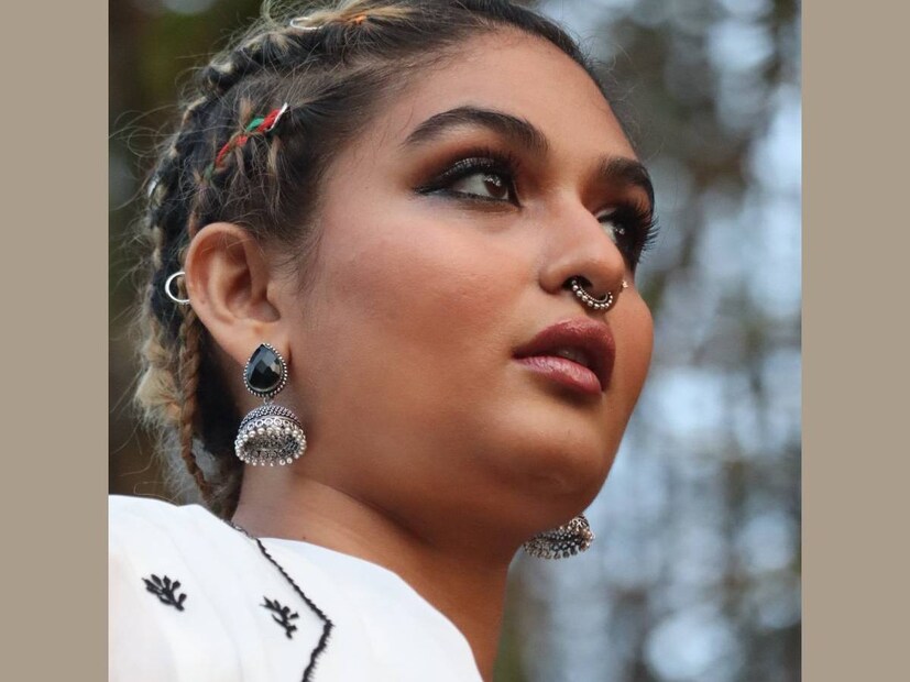 'ഒരു മുറൈ വന്ത് പാർത്തായ'യിലൂടെ പ്രേക്ഷകരുടെ ഹരമായി മാറിയ നായിക ഇന്നത്തെ മലയാള സിനിമയിൽ പഴയപോലെ സജീവമല്ല. എന്നാൽ പ്രയാഗ അപ്പോഴും വാർത്തകളിൽ ഇടം നേടുന്നതിൽ ഒട്ടും പിന്നിലല്ല. തന്റെ വ്യത്യസ്തവും വിചിത്രവുമായ ലുക്കുകളിലൂടെയാണ് പ്രയാഗ വാർത്തയിലേക്ക് ആകർഷിക്കപ്പെടുക. സോഷ്യൽ മീഡിയയിലും അങ്ങനെ തന്നെ. പണ്ടുണ്ടായിരുന്ന കറുത്തു നീണ്ട തലമുടി മുറിച്ച് പിക്‌സി അടിച്ച്, അതിൽ മഴവിൽ നിറങ്ങൾ പോലെ മാറിമാറി കളർ പരീക്ഷണങ്ങൾ നടത്തി പ്രയാഗ