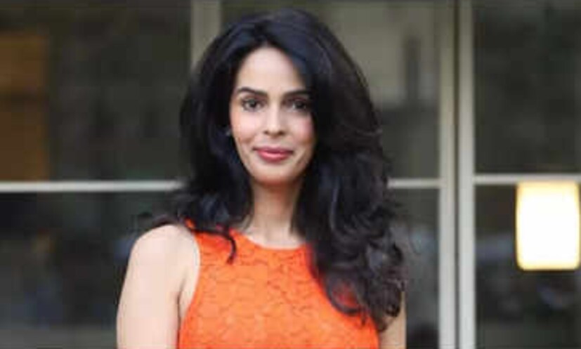 ചില നായകന്മാർ എന്നെ വിളിച്ചിട്ട് രാത്രി വന്ന് കാണാൻ പറയും. നിങ്ങളെ എന്തിന് വന്ന് കാണണമെന്നാണ് തിരിച്ച് ചോദിക്കാറുള്ളത്. സ്ക്രീനിൽബോൾഡായ കഥാപാത്രങ്ങൾ ചെയ്യുന്ന ആളല്ലേ... പിന്നെ രാത്രി എന്താണ് പ്രശ്നമെന്നാണ് അവർ പറയുന്നതെന്നുമാണ് മല്ലികയുടെ വാക്കുകൾ.